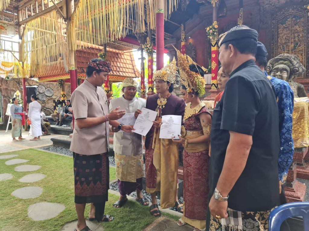 Penyerahan Akta Perkawinan Dalam Program Telunjuk Sakti di Kelurahan Jimbaran
